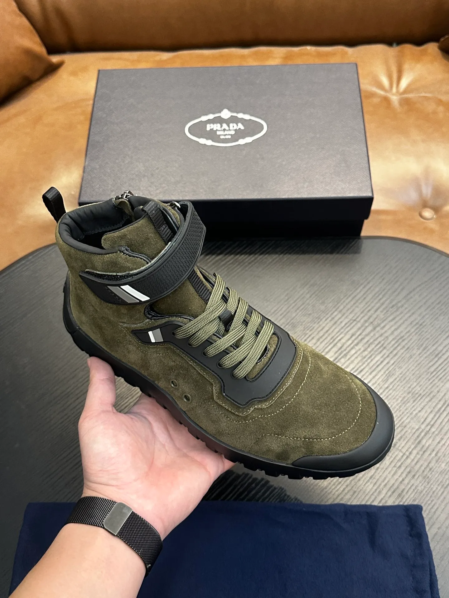 [ PRADA ] Top P: 880💰 ▪️Size: 39-44 (customized at 38.45) Prad*Prada (Mauri order can be made) new men's nylon fabric sneakers This casual sneaker combines elegant and innovative design. It is made of nylon stretch fabric and has a slip-on design. The upper strap is equipped with an adjustable metal buckle, and the letters "PRADA" are eye-catching on the side of the shoe. Comes with full original packaging!